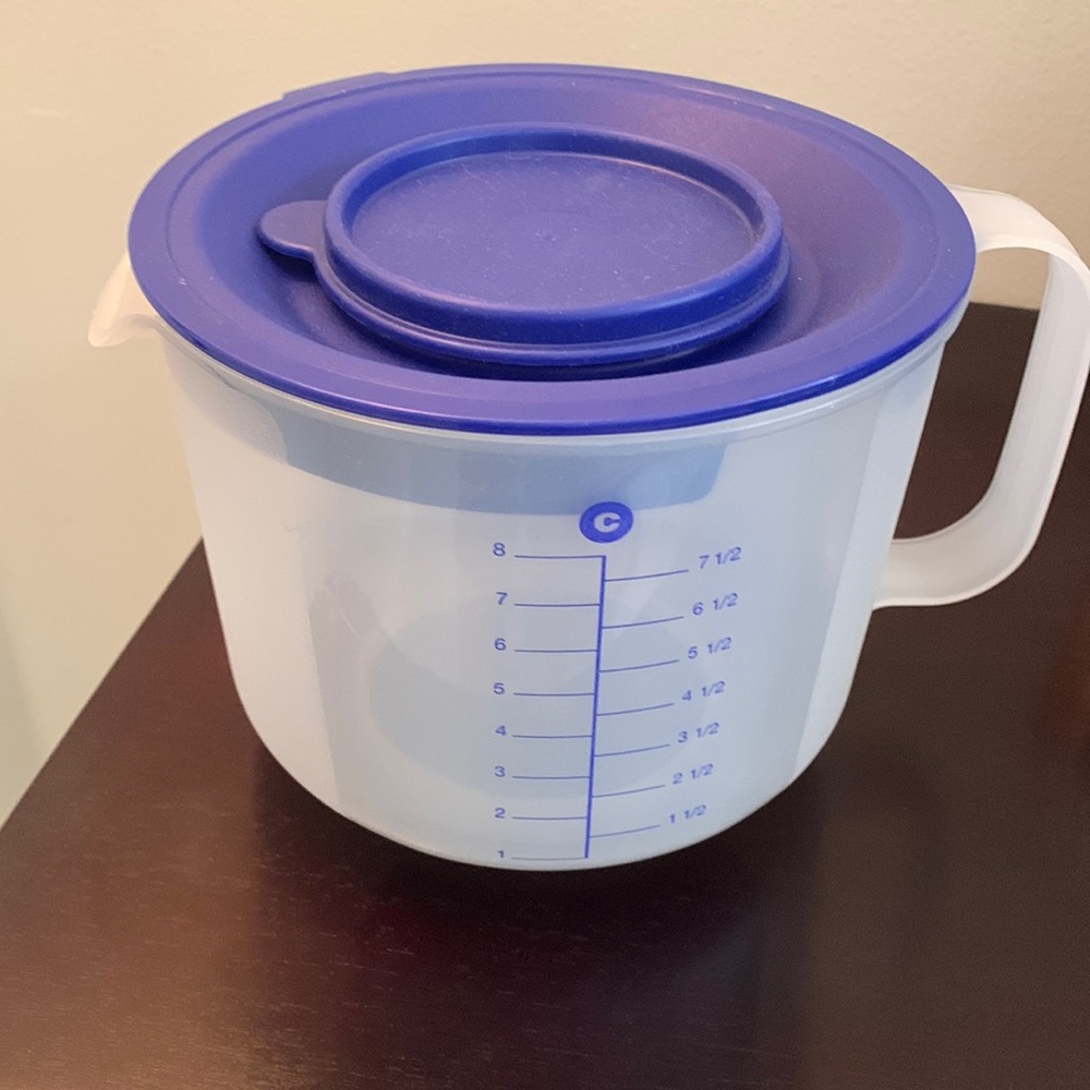 Tupperware 8 cup measure with lid (plastic)